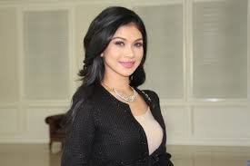 Beliau mula terbabit dalam bidang seni, secara spontan, berpunca daripada kegemarannya berkongsi video di laman sosial instagram. Foto Makan Aiskrim Anzalna Nasir Jadi Bahan Lucah