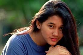 Dalam lagu ini, cokelat menggandeng musisi tambahan ernest fardiyan sebagai gitaris. Chord Gitar Dan Lirik Lagu Nike Ardila Seberkas Sinar
