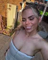 Molly Simpson's Instagram, Twitter & Facebook