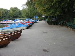 Gardasee gärten, gardasee orte zu besuchen. Sitzflache Am Bootsverleih Bild Kleinhesseloher See In Munchen