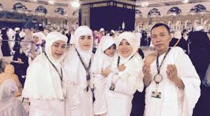 Ternyata mimpi menikah mempunyai arti yang 1. Umrah Ayah Razak Potong Rambut Anak Ayu Ting Ting Entertainment Fimela Com