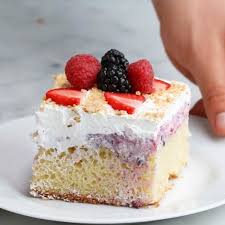 Ein Stuck Kuchen Weisse Creme Beeren Als Dekoration Kuchen Backen Und Servieren Kuchen Rezepte Einfach Kuchen Rezepte Beste Kuchen Rezepte