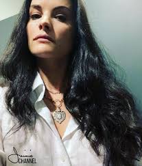 Jaimie Alexander no Red Carpetda Premiere de Thor Love and Thunder