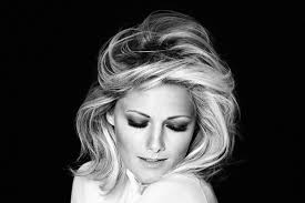 Helene fischer trägt ihren kurzhaarschnitt durchgestuft und fransig. Helene Fischer Und Ihre Frisuren Tipps Zum Nachstylen