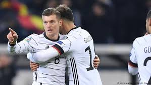 Fußball ist in deutschland volkssport volkssport (m., nur singular) sport, den viele menschen in einem land treiben. Deutschland Sichert Sich Ticket Zur Euro 2020 Sport Dw 16 11 2019