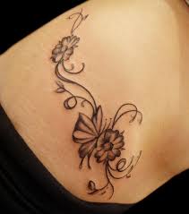 Papillons avec arabesque et prenom tatouage femme sur pied cheville et bas du mollet. Tatouage Arabesque 20 Modeles Stylises Pour S Inspirer