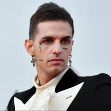 Nessuna foto sui social e pochissime paparazzate per achille lauro che preferisce far parlare. Una Nuova Fidanzata Per Achille Lauro Ticinonline