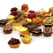 Petits Fours Assortiment La Boite De 54 Petits Fours 680 G A Prix Carrefour Petits Fours Alimentation Apperitif