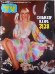 La artista, también considerada la gran showgirl de la televisión. Raffaella Carra Tv Sorrisi E Canzoni Magazine 30 October 1983 Cover Photo Italy