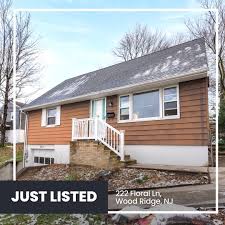 JUST LISTED! 🌟🏠 📍222 Floral Ln, Wood Ridge, NJ ✓ Great opportunity to  live in one of the best commuter-friendly towns in Bergen County! OPEN  HOUSE: December 17, 2022: 12:00 to 2:00