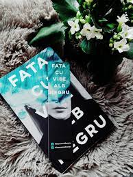 Toți îi prevăd un viitor frumos până în ziua în care dispare fără nicio urmă, în drum spre casă. Recenzie Fata Cu Vise Alb Negru Andreea Russo