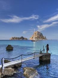 Es Vedra At Cala D Hort Ibiza Spain Legend Is That These Rocks Are Remains Of Ancient Atlantis One Of The Most Be Ibiza Espana Ibiza Isla Lugares Preciosos