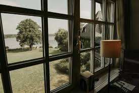 Aufwachen Mit Blick Auf Den See Hotel Amsee Boutiquehotel Lassig Nordisch Hotelzimmer Hygge Entspannung Geniessen Rela Boutique Hotel Hotel Windows