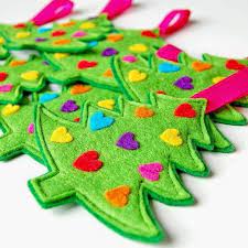 Los adornos de fieltro no son simples decorados, sino que podrás crear una serie de manualidades e incorporarlas a la cena de navidad, como si deseas saber cómo hacer adornos con fieltro, aprovecha la explicación a continuación. Manualidades Navidenas Para Vender Modernas Decoraciones Navidenas De Fieltro Adornos De Fieltro Adornos Navidad Fieltro