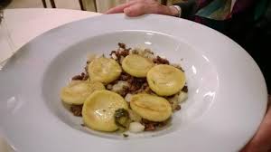 Foto stock premium di culo di patate sulla piastra decorativa. Gnocchi Di Patate Alla Piastra Con Ragu Di Salsiccia Di Bra E Sedano Rapa Picture Of La Betulla Turin Tripadvisor