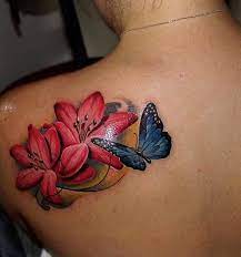 This back tattoo is striking because the colors are bold and bright. Tattoo For Girls Back Shoulder