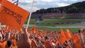 Alleen bij verstappen travel bestel je tickets voor de officiële max verstappen tribunes. Video Max Verstappen Tribune Juicht Max Naar De Finish Gpfans Com