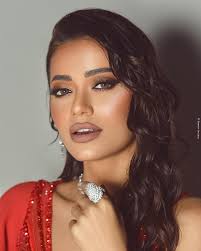 بعد قصة حب جمعتهما لسنوات، أعلنت الفنانة العراقية رحمة رياض إرتباطها رسمياً بالممثل العراقي ألكسندر علوم ، وذلك بصورة تجمعهما نشرتها في صفحتها الخاصة على موقع التواصل الإجتماعي، وأرفقتها. Ø¨Ø¹Ø¯ Ø§Ù„Ù†Ø¬Ù…Ø§Øª Ø§Ù„Ø¹Ø§Ù„Ù…ÙŠØ§Øª ÙÙŠ Ø¬ÙˆÙ„Ø¯Ù† Ø¬Ù„ÙˆØ¨ Ø±Ø­Ù…Ø© Ø±ÙŠØ§Ø¶ ØªØªØ£Ù„ Ù‚ ÙÙŠ Ù…Ø³Ùƒ Ø®ØªØ§Ù… Ø¹Ø±Ø§Ù‚ Ø¢ÙŠØ¯ÙˆÙ„ Ù…Ø¹ Ø²Ù‡ÙŠØ± Ù…Ø±Ø§Ø¯ ØµØ­Ø§ÙØ© Ø§Ù„Ø¬Ø¯ÙŠØ¯ Ù†Ø¬ÙˆÙ… Ùˆ ÙÙ†