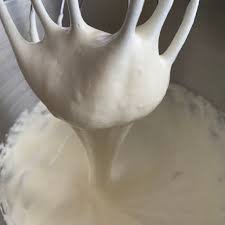 Une base en biscuits spéculoos émiettés et une crème avec du fromage frais type phildelphia, des œufs et du sucre. Le Cheesecake Framboise Basilic