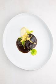 Schweinebackchen Mit Pastinaken Puree Und Rosenkohl Highfoodality Pastinaken Silvester Essen Lebensmittel Essen