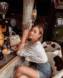 โดย ปุ๊กลุก ฝนทิพย์ โพสต์คลิปตัวเองตอนที่นอนโดยต้องใช้เครื่องช่วยพยุงศีรษะและคอ มีผ้ารองคาง ใส่หมวกคลุมผม หน้ากากอนามัย และเขียนข้อความ. à¸› à¸à¸¥ à¸ à¸à¸™à¸— à¸žà¸¢ Pooklook Fonthip Posts Facebook