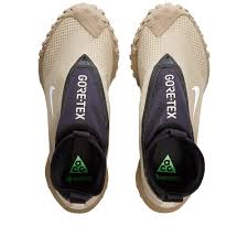 As temperatures continue to drop and both rain and snow become norms within weather forecasts, the need for rugged, durable apparel and footwear becomes of more importance. Nike Acg Mountain Fly Gore Tex Khaki Metallic Silver End