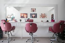 Il est également un joueur professionnel de jeux vidéo internationalement titré. Ce Salon De Coiffure D Un Nouveau Genre Va Te Donner Envie D Y Foncer