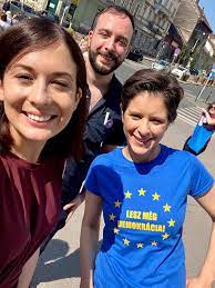 Check spelling or type a new query. Cseh Katalin Sziasztok Budaiak Ha Nektek Is Elegetek Van Abbol Hogy A Legnagyobb Gazdasagi Es Szocialis Valsag Kozepette Milliardokat Pazarol El A Kormany Hazug Propagandara Akkor Ma Delig A Feny Utcai