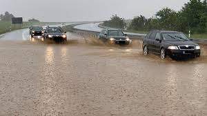 48°14′30″n 12°31′30″e / 48.24167°n 12.52500°e, and had a population of about 17,808 in 2005. Unwetter Ticker Hochwasserwarnung Fur Kulmbach Spazierganger Vom Blitz Getroffen The Weather Channel Artikel Von The Weather Channel Weather Com