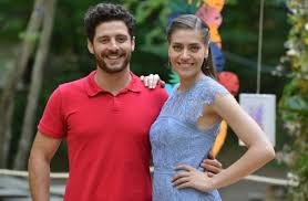 Ali Yagci As Osman Isik And Oznur Serceler As Leyla Aydin On Set Serie Tv