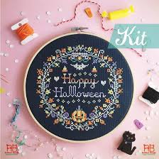 Kreuzstichvorlage klopapier, verrückte hamster, musizierende hasen, ein böses corona virus, viele fledermäuse, delphine und. 10 Non Spooky Halloween Crafts Halloween Cross Stitch Kreuzstichsets Stickvorlagen Moderner Kreuzstich