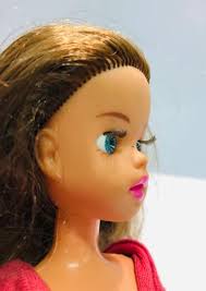 Boneca Susi Morena Marca Estrela com vestido Vermelho. Cabelo fir