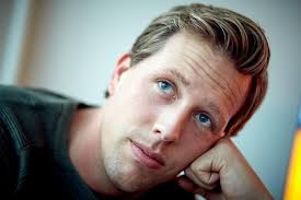 How is freek vonk doing???? Hartstikke Zieke Freek Vonk Legt In Filipijnen Opnames Voor Het Eerst Stil Show Pzc Nl