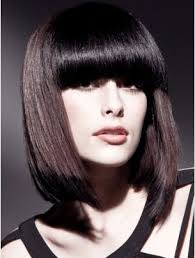 Il caschetto lungo è il taglio capelli che non stanca mai, che sia scalato, mosso o con frangia. Caschetto Lungo Con Frangia