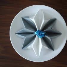 Pliage serviette papier facile fleur. Pliage Serviette En Forme De Flocon Un Grand Marche