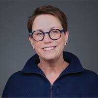 Elizabeth Benner's Instagram, Twitter & Facebook