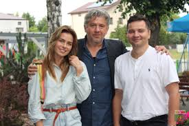 Janusz józefowicz to aktor, reżyser, scenarzysta, choreograf, twórca kultowych musicali, dyrektor artystyczny warszawskiego teatru studio buffo. Wlasciciel Lesnego Zacisza Damian Tymorek Oraz Artystyczny I Zyciowy Duet Natasza Urbanska I Janusz Jozefowicz Gmina Teresin