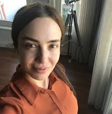 Deniz uğur i̇stanbul üniversitesi devlet konservatuarı tiyatro bölümü'nü tamamlamıştır. Deniz Ugur Returned To The Ruthless City Set Again