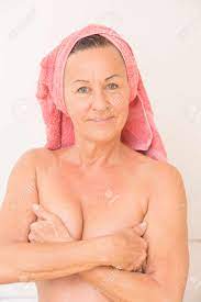 Plus les rondeurs sont généreuses, plus elles les mettent en avant. Portrait Heureux Belle Femme Mature Nue Avec Une Serviette Sur La Tete Et Couvrant Ses Seins Avec Les Mains Detendue Et Amicale Souriant Isole Sur Blanc Banque D Images Et Photos Libres De