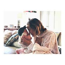 The adorable baby girl, who was born on tuesday, is fast asleep in the pic, snuggled up in her swaddle. Kate Hudson Shares New Photo Featuring Her Daughter Rani Rose Hola Usa