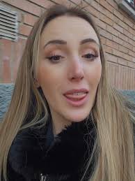 Danae disfrutando su primer carnet de biblioteca