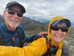 Mount Wilson Peak hike collaboration between 213 and 3H groups