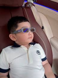 Con trai Chi Bảo diện cây đồ hiệu từ đầu đến chân theo bố mẹ đi làm, biểu  cảm ngồi trên xế hộp bạc tỷ chuẩn thiếu gia