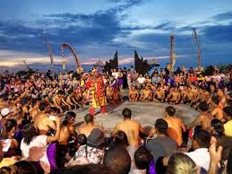 Pertunjukan tari kecak yang terkenal di bali adalah di pura uluwatu salah satu objek wisata bali. Tari Kecak Uluwatu Melihat Pertunjukan Wisata Budaya Dengan Tiket Via Online