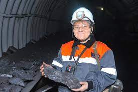 Добывать уголь и руды разных металлов человек начал с древних времен, однако по большей части в хозяйственных и производственных целях веками использовались. Zhenshina Shahter V Nashej Professii Nuzhna Naporistost
