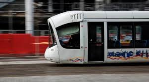 Aujourd'hui, après m'être fortement disputé avec ma petite sœur, je décide de lui offrir un pain au chocolat pour me faire pardonner. Lyon Tcl Le Tramway T2 Limite A Cause D Un Probleme D Aiguillage
