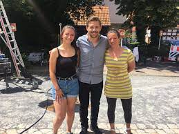 Aber die erste ausgabe von „late night berlin hat ein problem: Star Besuch In Immenhausen Klaas Heufer Umlauf Dreht Fur Neue Serie Immenhausen