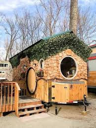 Une Tiny House Facon Maison De Hobbit Maison De Hobbit Maisons Folles Maisons Minuscules