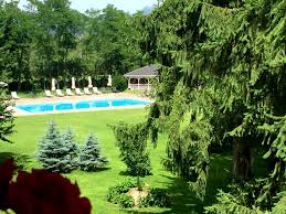 O familie cu trei copii a căzut cu maşina în râul dâmboviţa. 13 Pensiuni Child Friendly Din Romania Unde Ai Vrea Sa Ajungi Cu Cei Mici