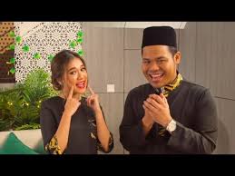 Sendiriku di sini pilu, ooh angin bawalah aku pergi pergi dari kesakitan ini tak mampu kumenahan peritnya. Lirik Lagu Seru Hari Lebaran Syamel